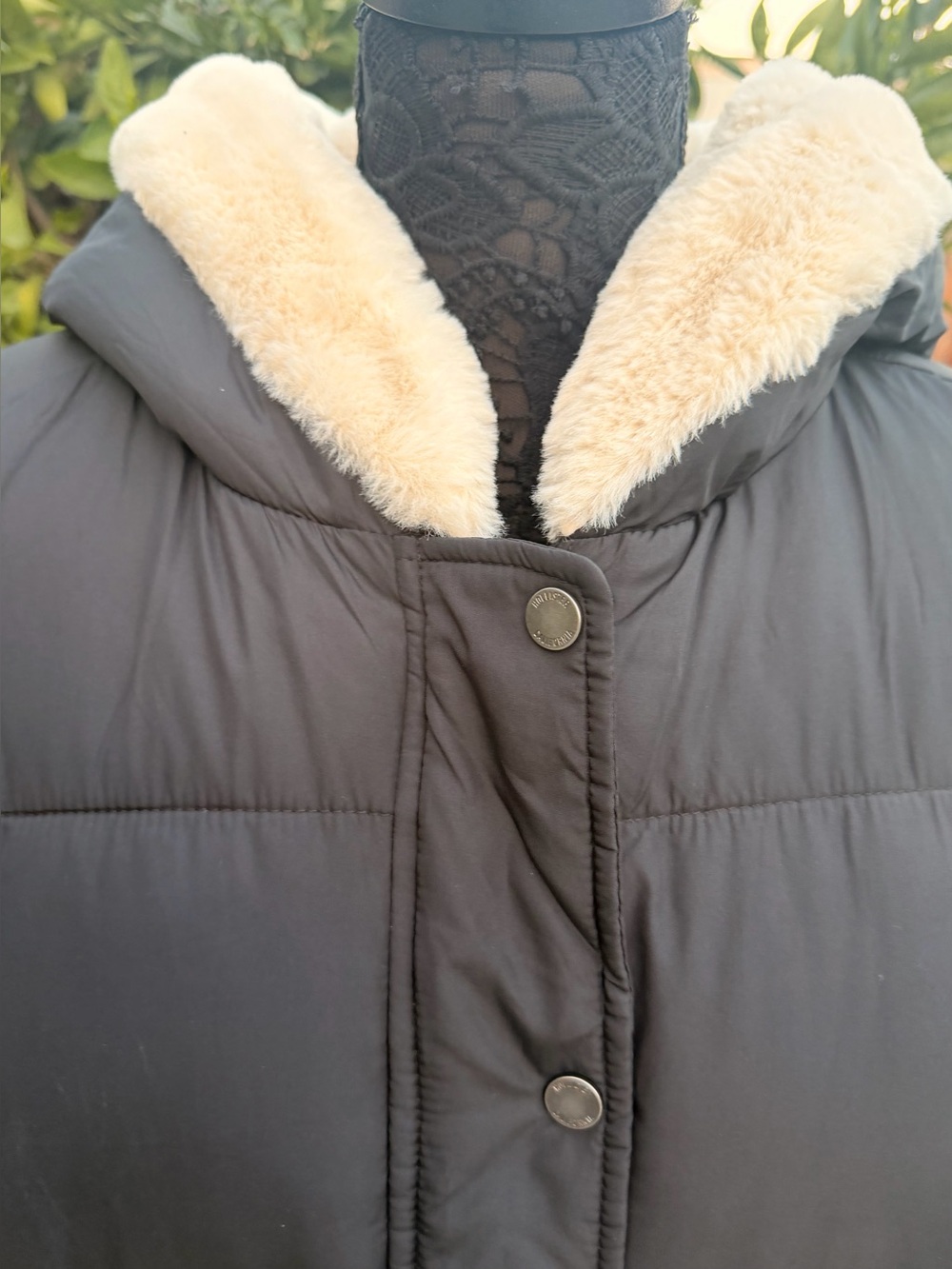 Hollister Black Puffer Jacket with Cream Faux-Fur lining inside and on the Hood - Picture 2 of 10